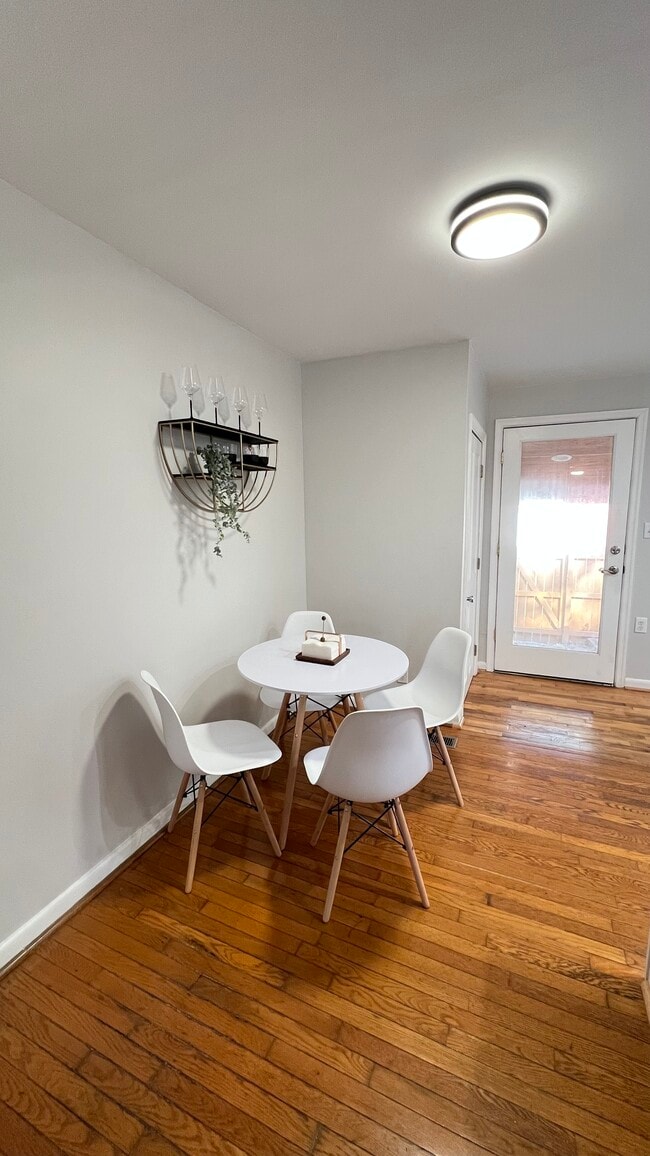 Comedor parcialmente amueblado: los muebles pueden variar de los artículos de la foto. - 1007 Kinney St