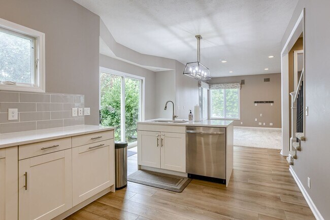 Foto del edificio - Gorgeous 5 Bedroom In Elkhorn!!