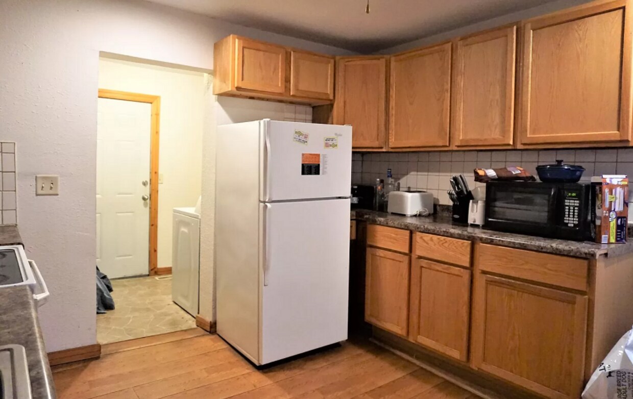 Foto del edificio - 4-bed, 2-bath home in Urbana available for August!  Currently being remodeled!