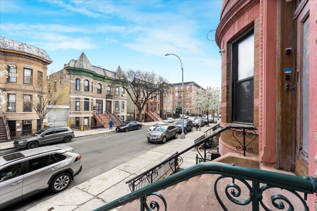 Building Photo - 952 E 156th St