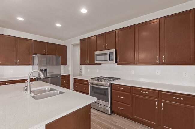 Foto del edificio - GATED COMMUNITY 5 bed/3.5 bath DOWNSTAIRS ...