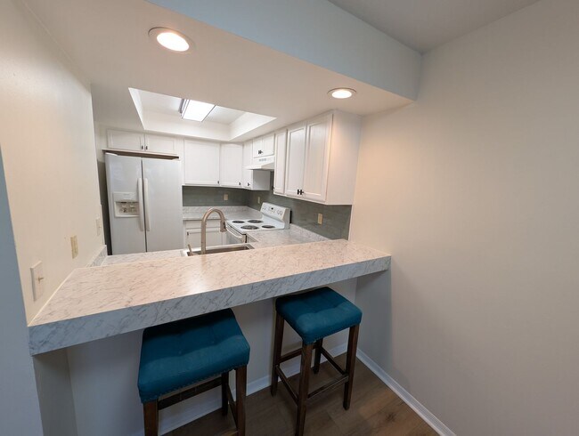 Building Photo - Ground Floor UPDATED 1/1 Washer Dryer Hookups
