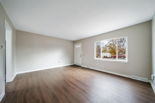 Building Photo - North Elmira Street