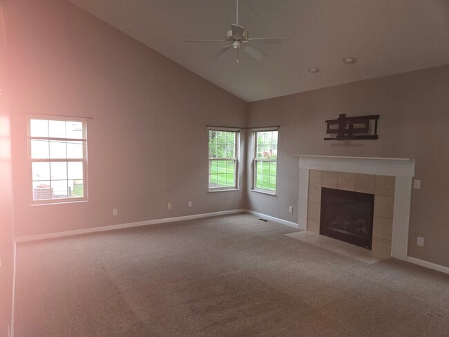 Building Photo - 44 Village Green Dr