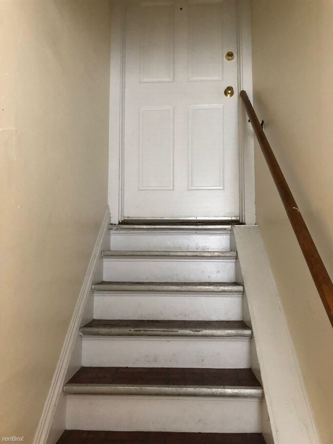 Building Photo - 2 br, 1 bath Duplex - 114 E 8th St Apt B
