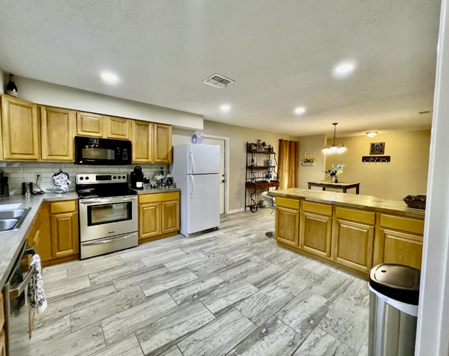 Building Photo - 13806 Wood Breeze