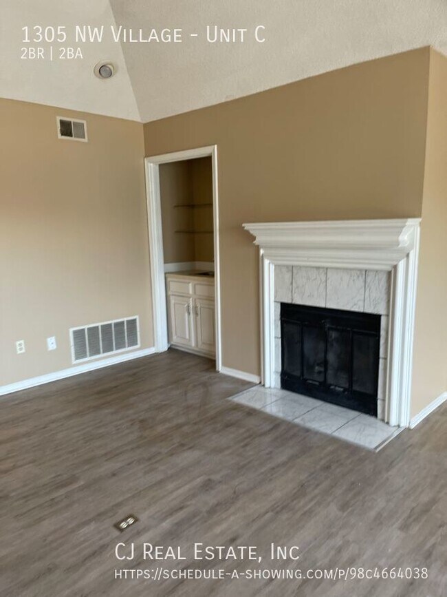Building Photo - 1305 NW Village-Unit C
