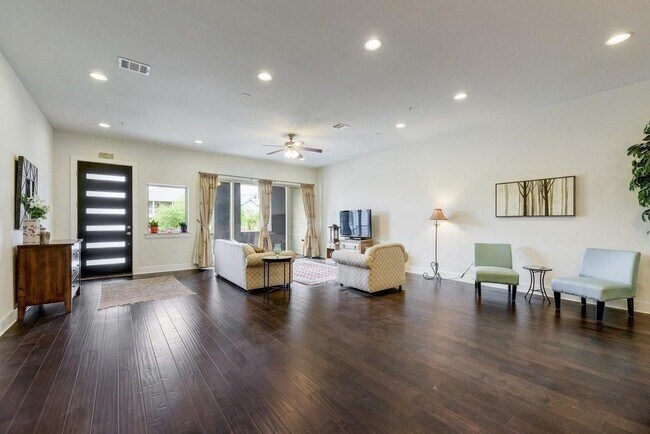 Foto del edificio - 4211 Berkman Dr