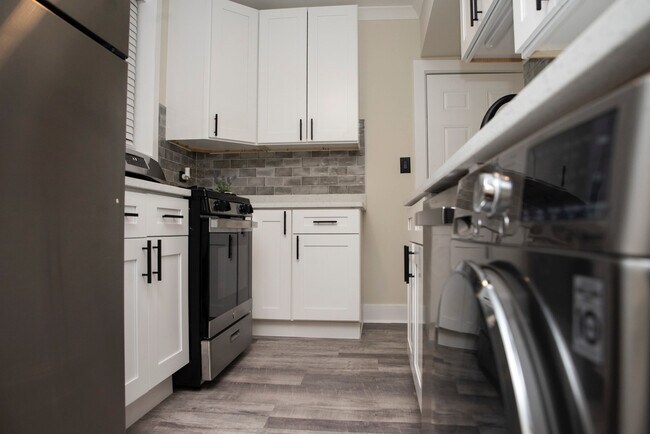 Building Photo - 3837 N Greenview Ave