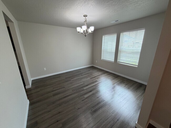 Foto del edificio - 690 SW Raelynn St