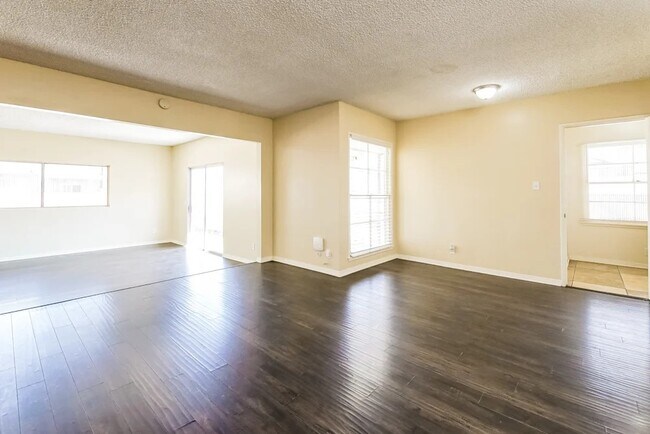 Foto del edificio - 7356 Darby Ave