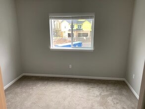 Building Photo - 807 NE Water Ave