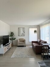 Building Photo - 583 Rue Main