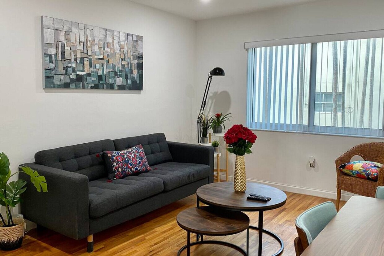 Primary Photo - 215 Antilla Ave