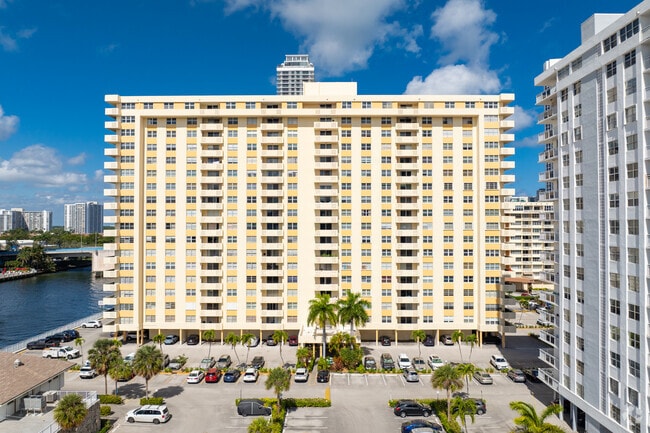 Building Photo - Plaza Towers North