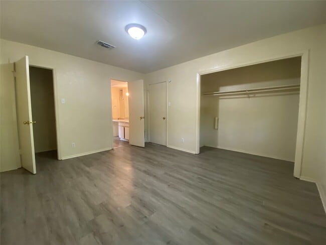 Building Photo - 208 Kelly St