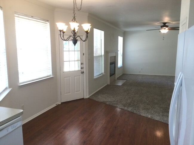 Building Photo - 2208 Ridgewood Dr