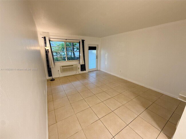 Foto del edificio - 7315 Byron Ave