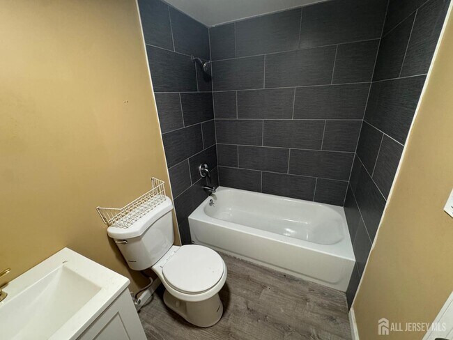 Building Photo - 724 Cortlandt St