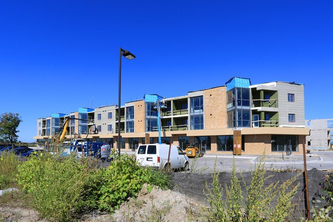 Primary Photo - Royal Parkside Plaza