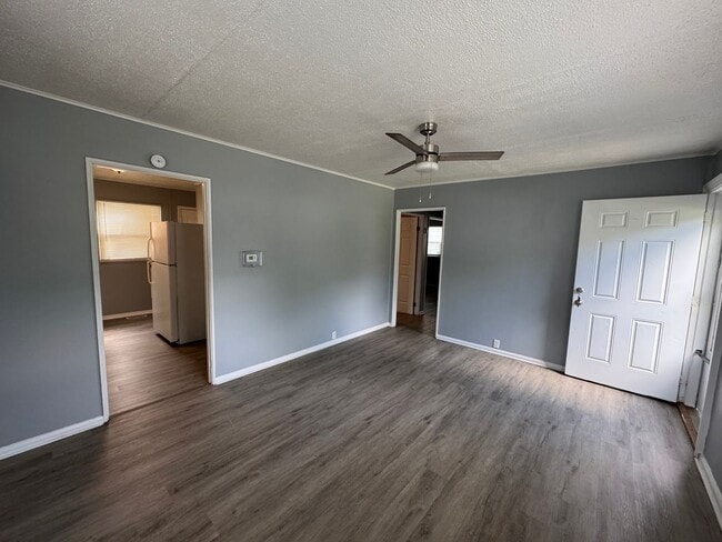 Building Photo - Eagledale 3 Bedroom 1 Bath