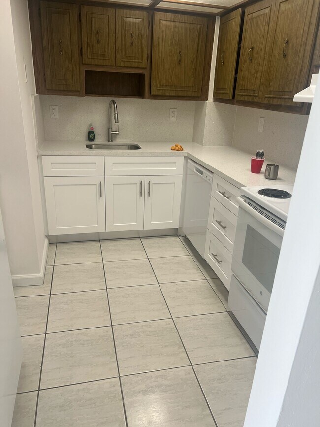 Foto del edificio - 2450 NE 135th St