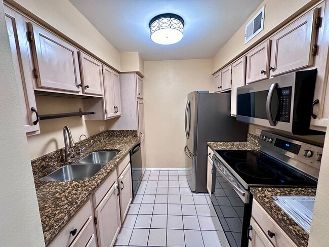 Building Photo - 6102 Knoll Valley Dr