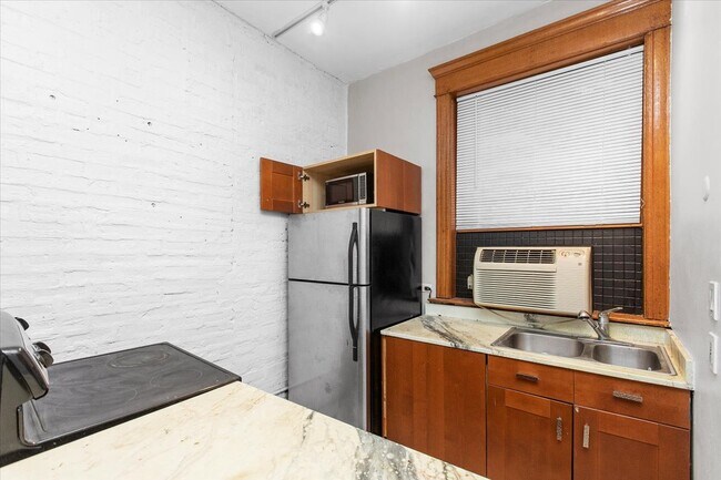 Building Photo - 2724 N Pine Grove Ave