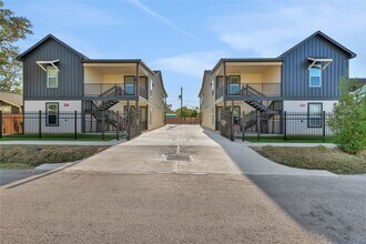 Building Photo - 2613 Delafield St