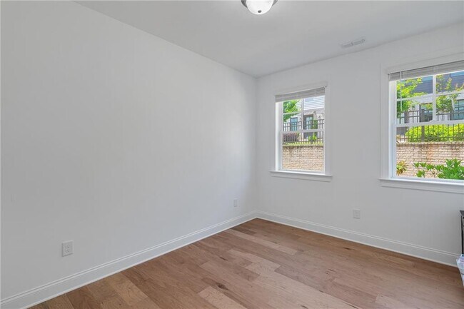 Foto del edificio - 6543 Beacon Dr