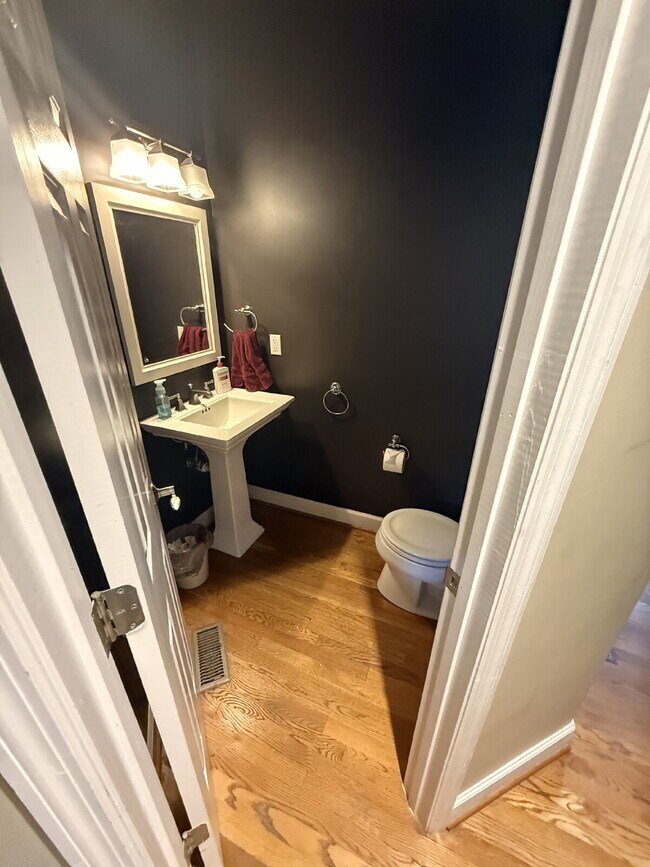 Foto del edificio - "Spacious 3-Bedroom Gem in Brentwood – FENCED yard. Modern Comfort with 2.5 Baths and 1850 Sq Ft!"