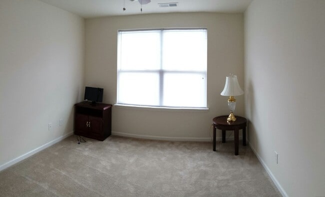 Building Photo - 3 bedroom 2.5 bath townhome in University Area