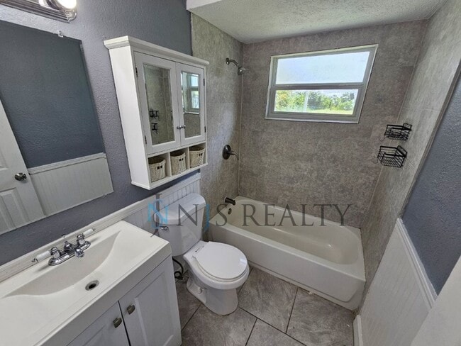 Building Photo - Gorgeous 3/1 1080sf with UPDATED kitchen, ...