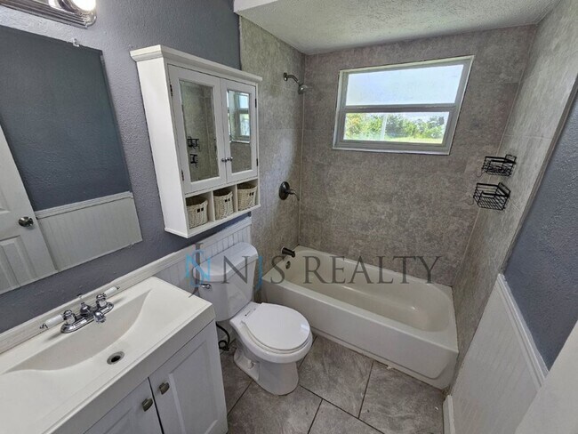 Foto del edificio - Gorgeous 3/1 1080sf with UPDATED kitchen, ...