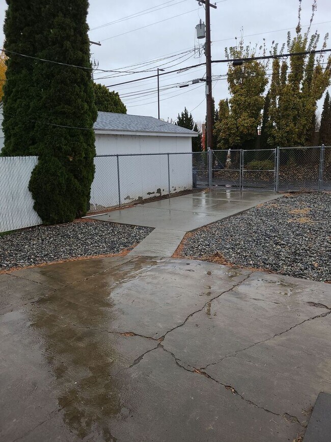Building Photo - FREE JUNE RENT w/ One Year Lease