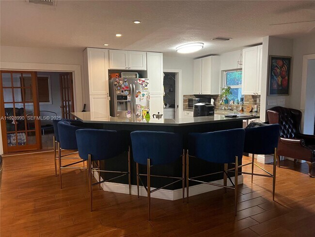 Foto del edificio - 1040 Lyons Park Dr