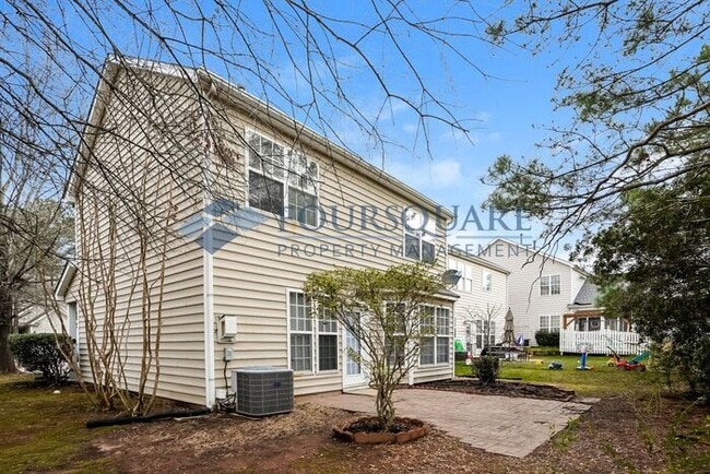 Foto del edificio - Spacious 3-Bed Single-Family Home with Fireplace, Back Patio & 2-Car Garage – Near RTP, I-40 & So...