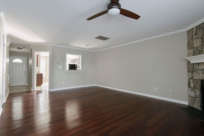 Building Photo - Updated 3 Bedroom Townhome Available Early...