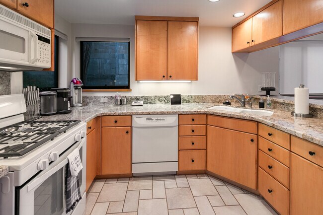 Building Photo - 23876 Lakeview Dr