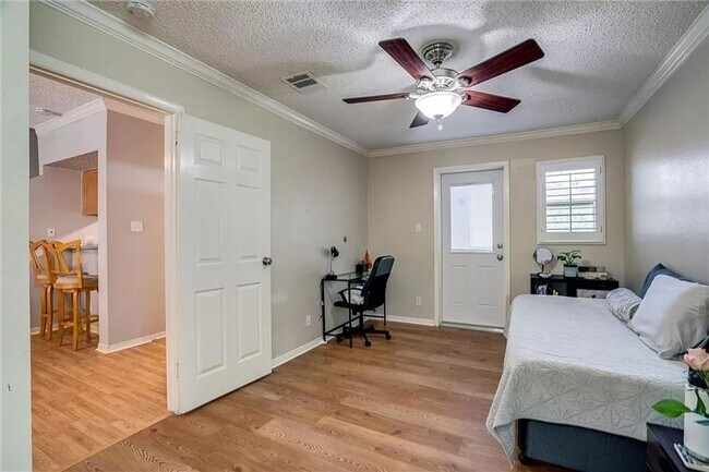 Foto del edificio - 2510 San Gabriel St  (1003 W 26th St.)