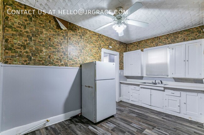 Building Photo - 2523 Sanger Ave