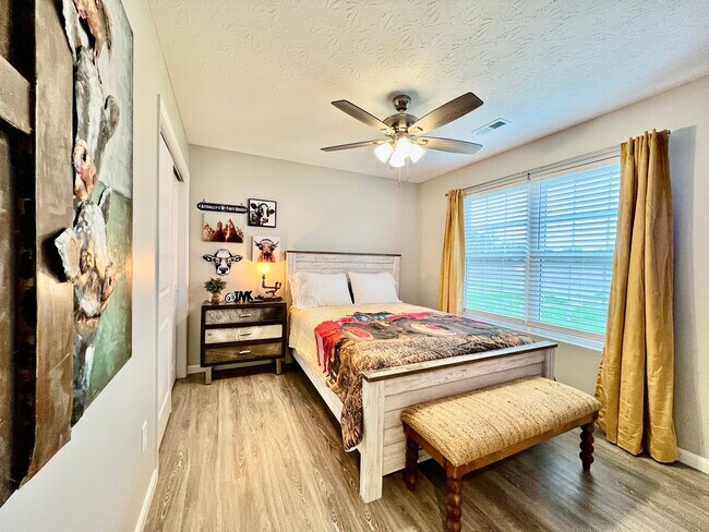 Foto del edificio - NEW Farmhouse Retreat Rustic decor and Coz...