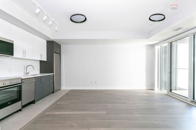 Building Photo - 664 Spadina Av