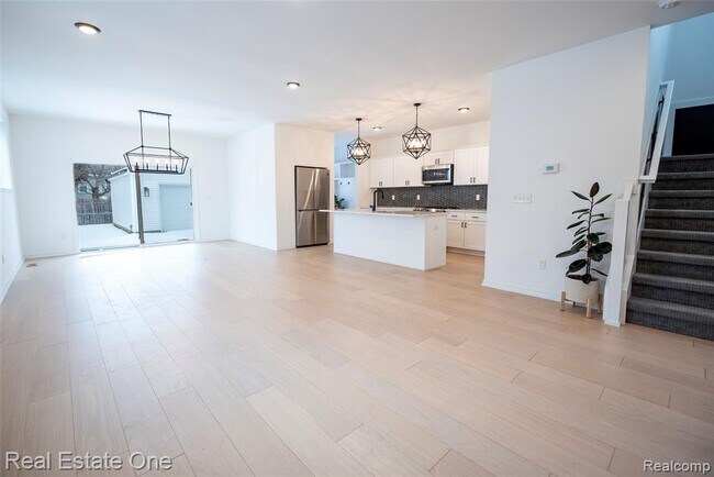 Building Photo - 3351 Cummings Ave