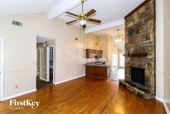 Foto del edificio - 5582 Oak Branch Cir N