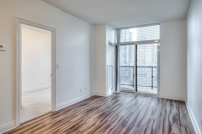 Photo du bâtiment - 28 Ted Rogers Way