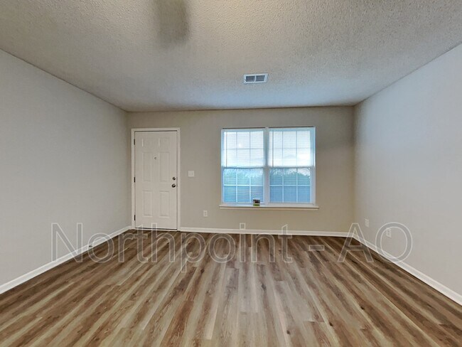 Building Photo - 402 NW Woodbury Dr
