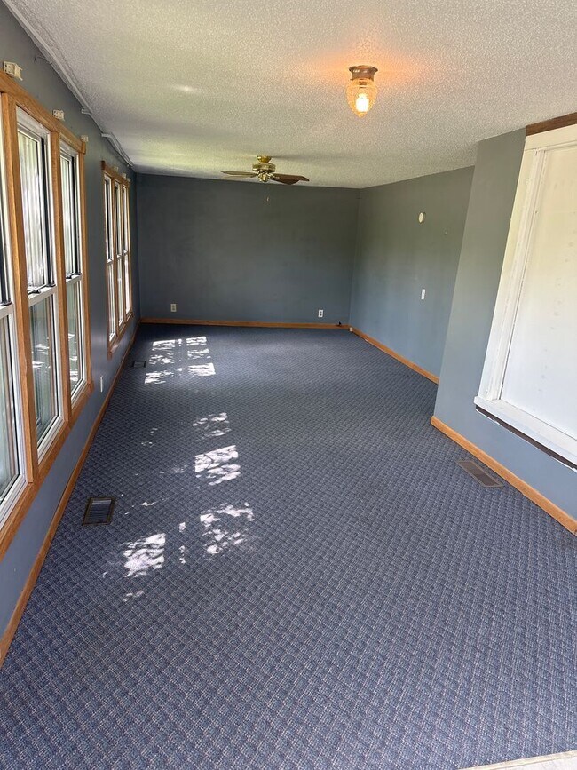 Building Photo - Spacious 3 bedroom unit