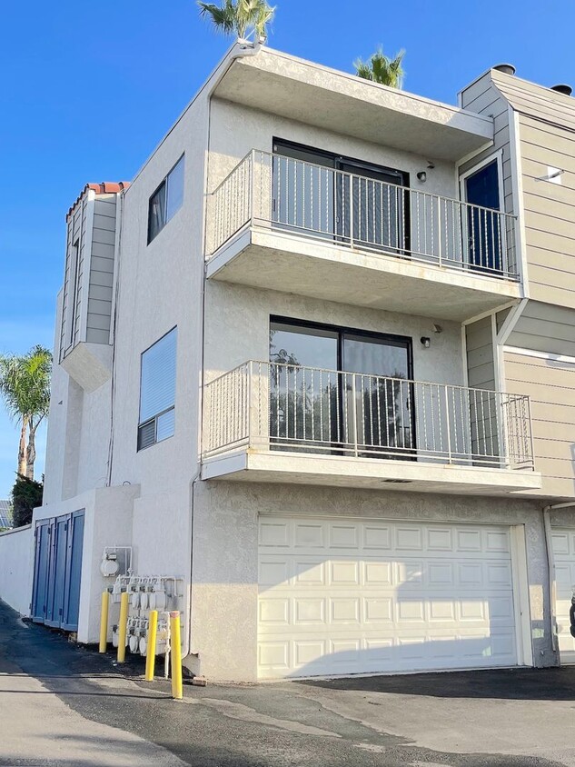 Foto principal - Upgraded Tri-Level Townhome w/ 2-Car Garage