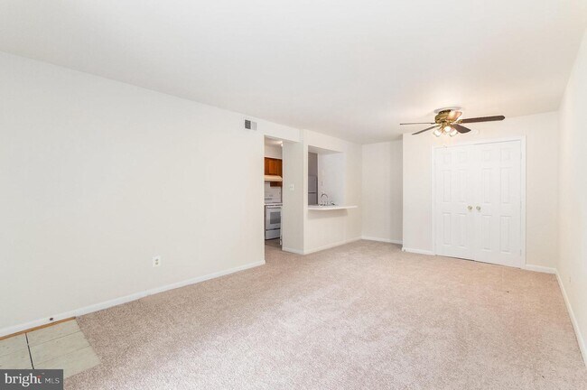 Building Photo - 5805 Royal Ridge Dr